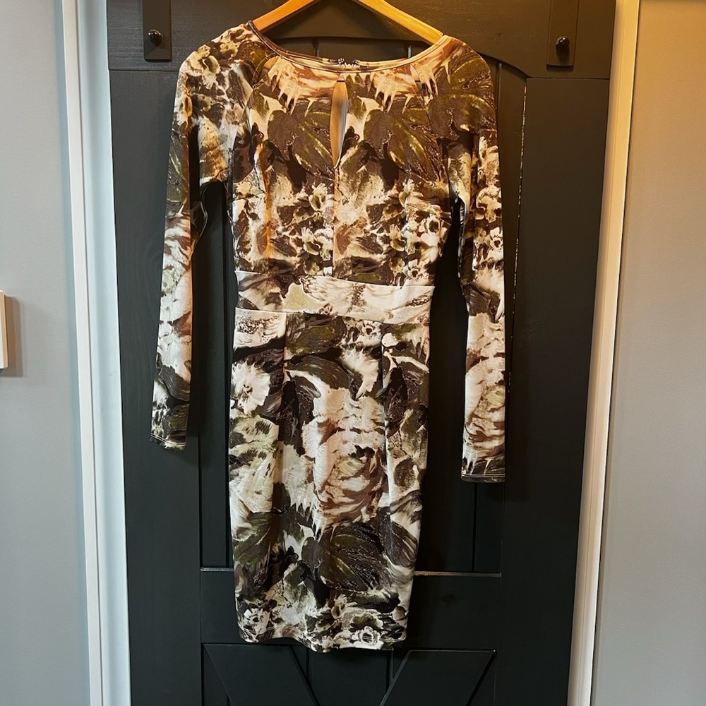 Long sleeve dress. From the brand Jennifer Lopez. In size small